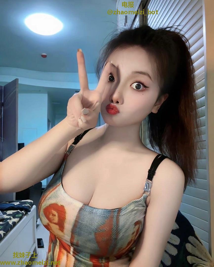 紧致性感粉嫩小美眉