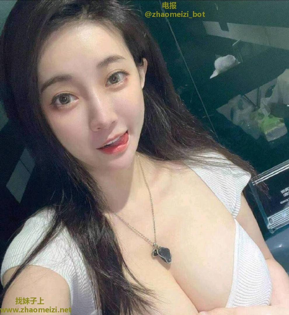 体验超巨乳的女人