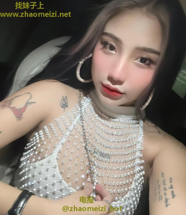 大胸纹身小妹