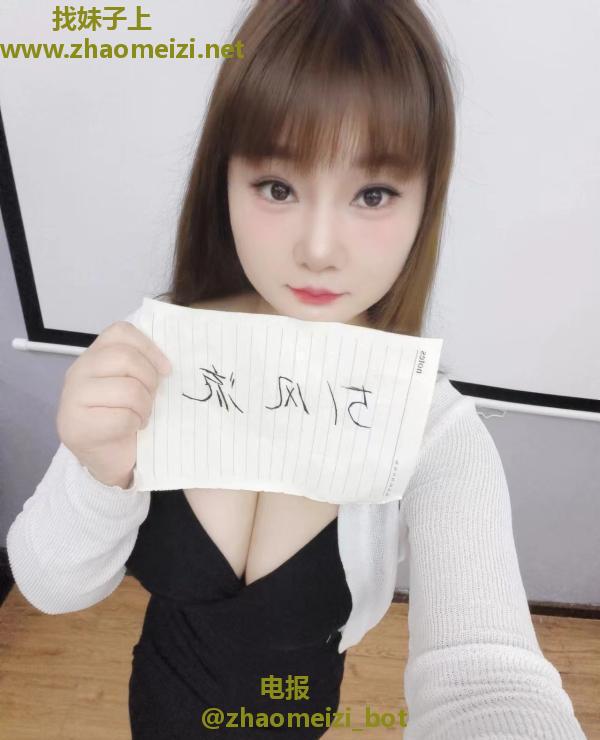 大e美乳小苹果