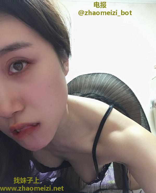 翘臀骚女深喉妹