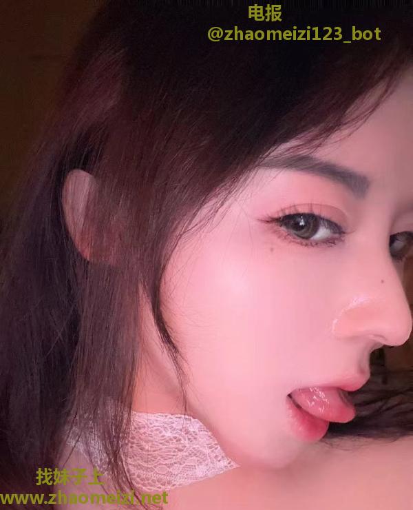舌吻巨乳大波妹