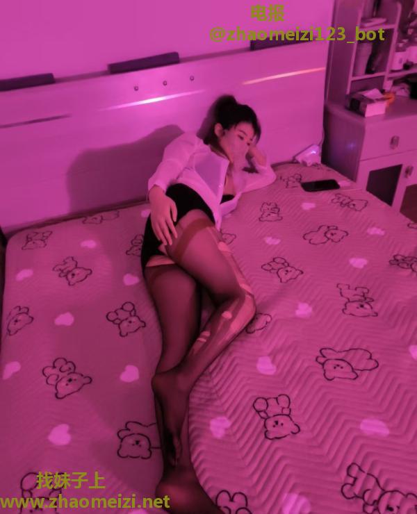 性感黑丝美腿御姐