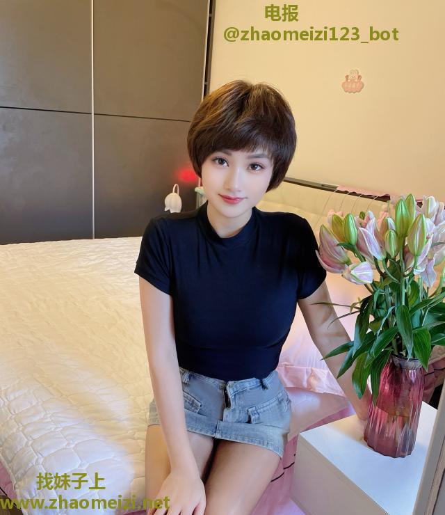 黄埔黑丝制服御姐