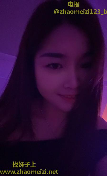 杨家坪步行街兔兔妹