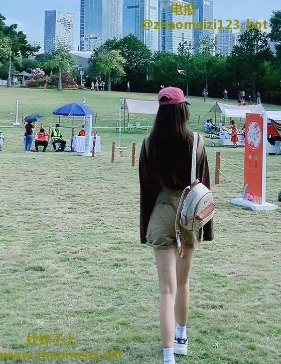 江岸可爱小姐姐