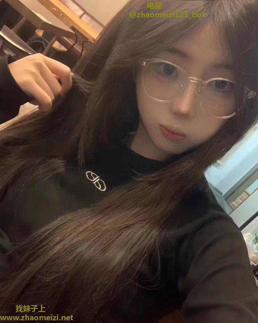 甜美眼镜妹