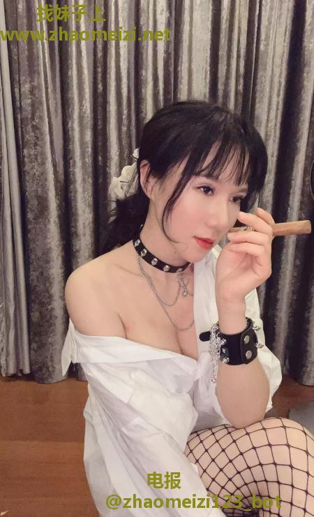 白嫩大奶妩媚少妇