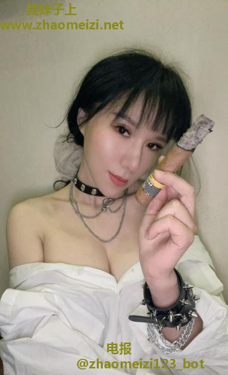 白嫩大奶妩媚少妇