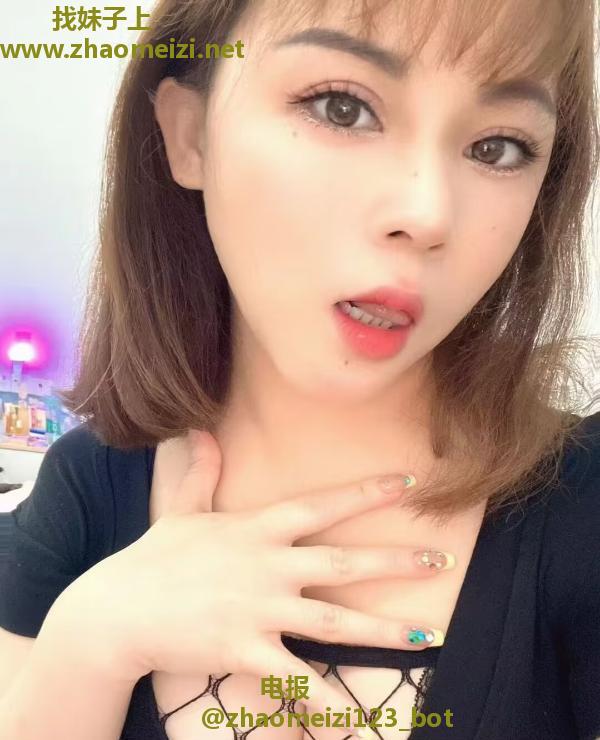 湿吻大胸美女