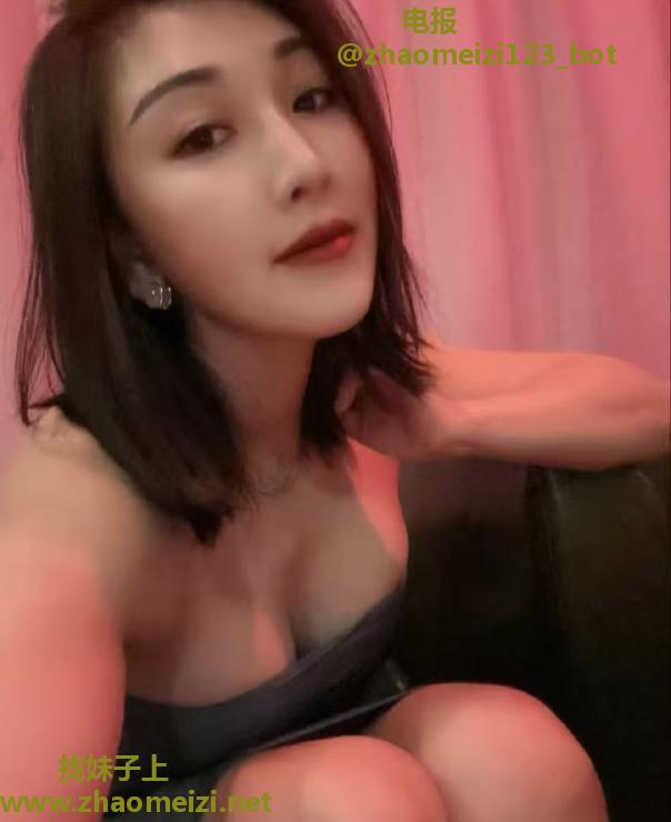 前凸后翘的颜值老师