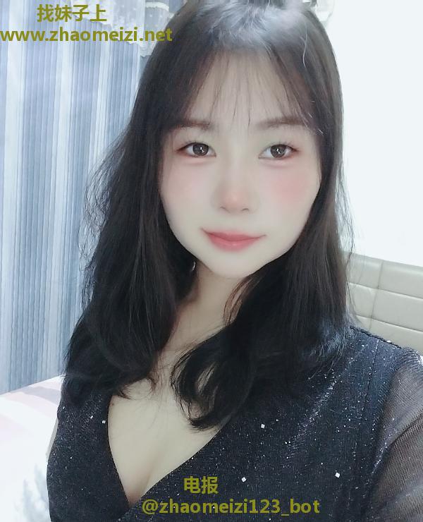 皮肤白嫩小姐姐