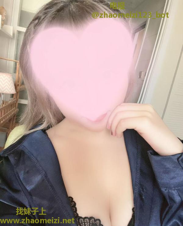 大胸肤白的小姐姐