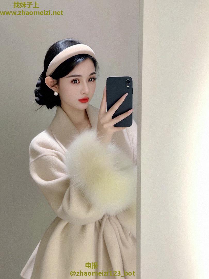 体验丰满辣妹吹箫一流