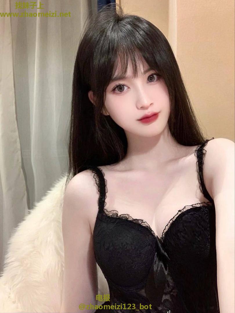 极品骚嫩多汁眼镜妹