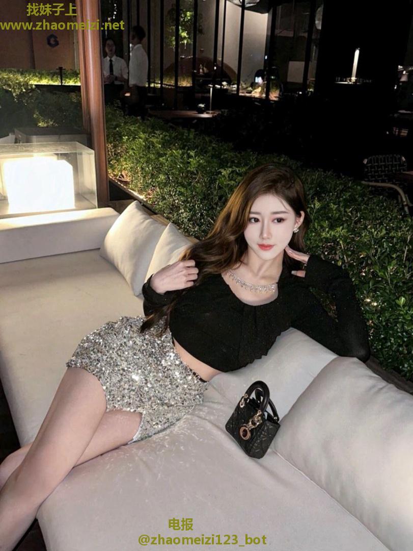 大奶的年轻骚小妹