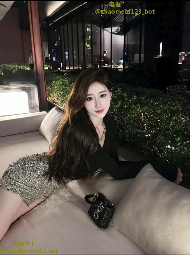 大奶的年轻骚小妹
