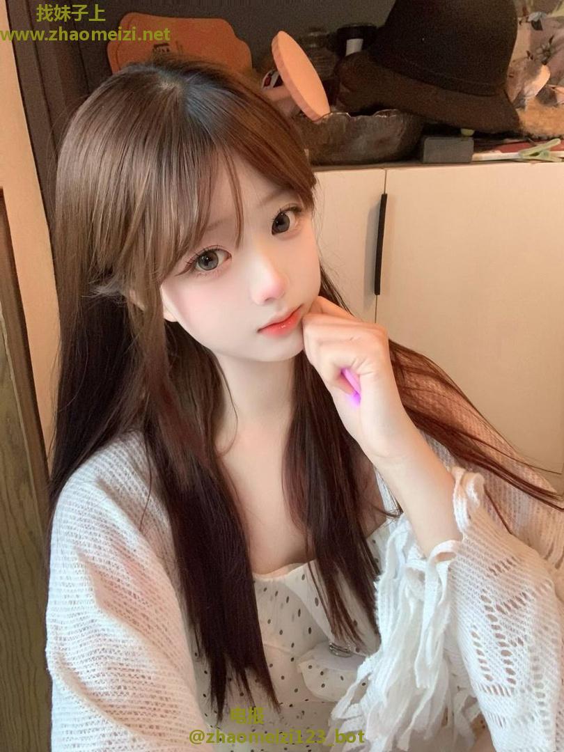 可爱皮肤白皙高颜值嫩妹
