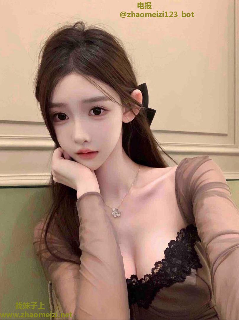诱人蕾丝边内衣琪琪