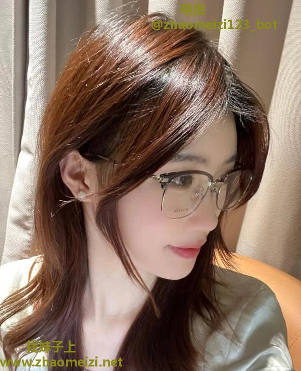 性感知性包臀美女