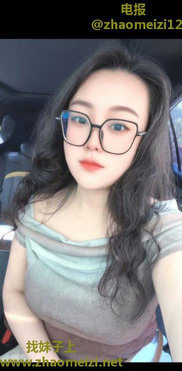 巨乳眼镜骚女