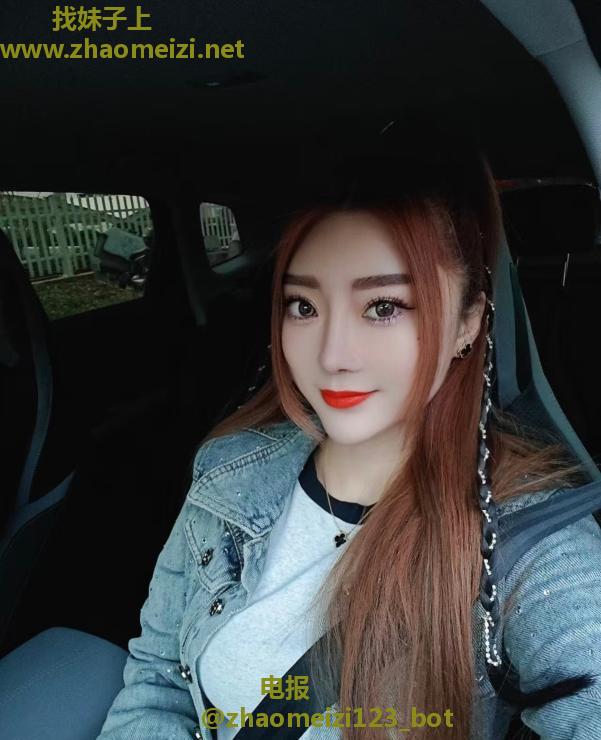 高挑迷人的小姐姐