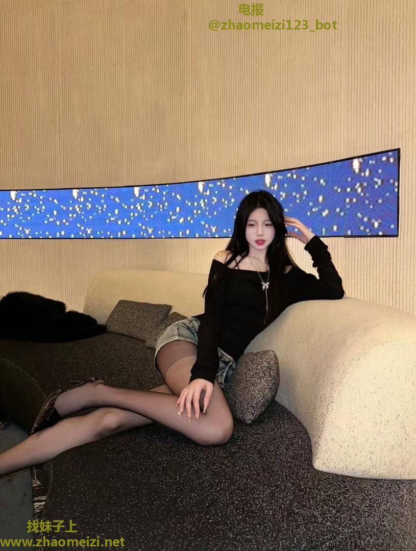 浦东黑丝长腿美鲍萱萱