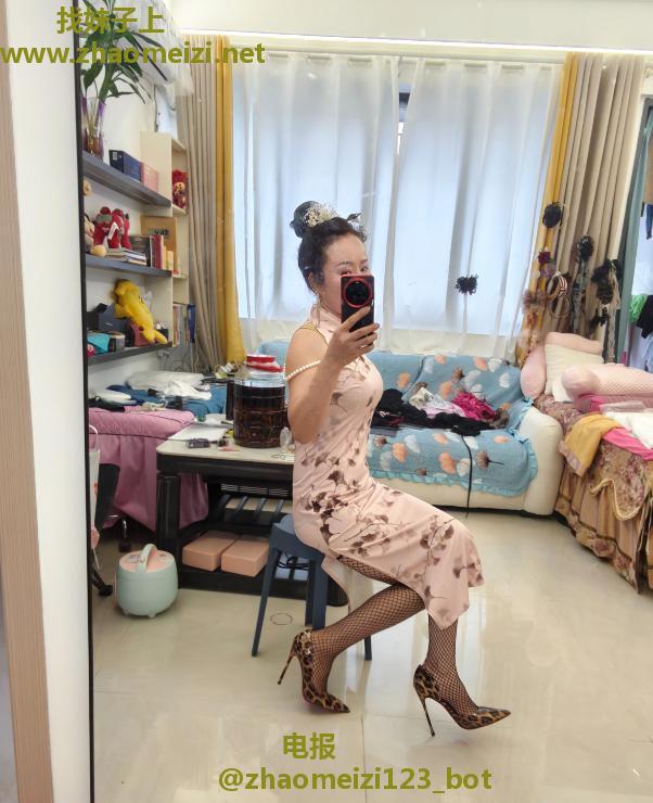 风骚制服少妇