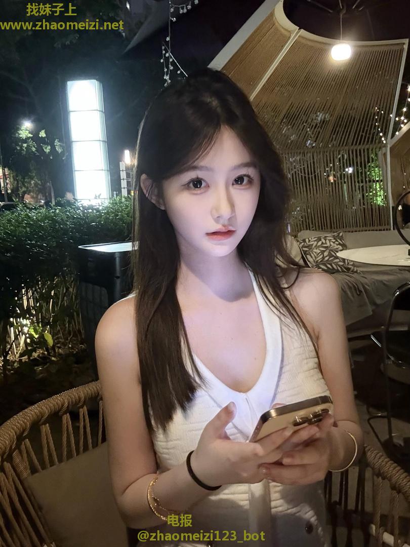 小店高颜值大胸妹