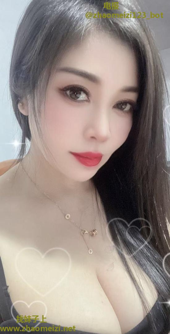 小巧玲珑型的少妇