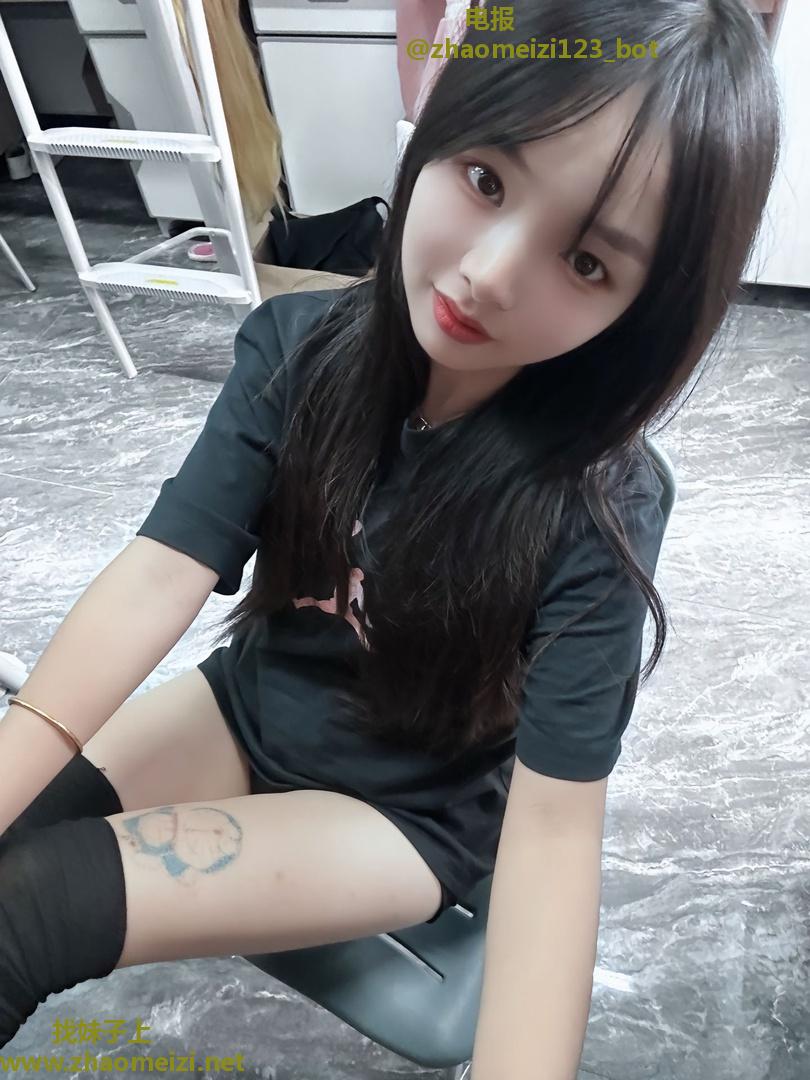 清纯粉嫩兼职小妹