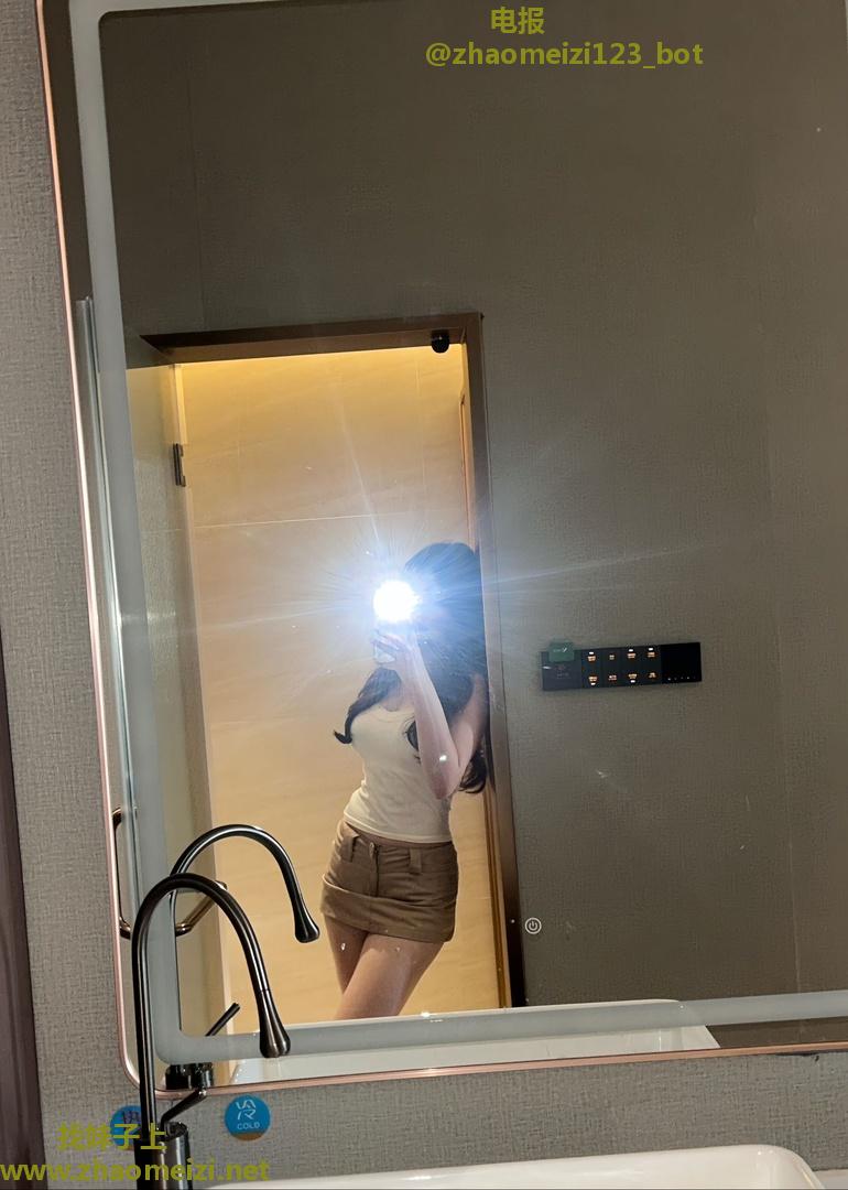 佛山性感jk小妹身材诱人