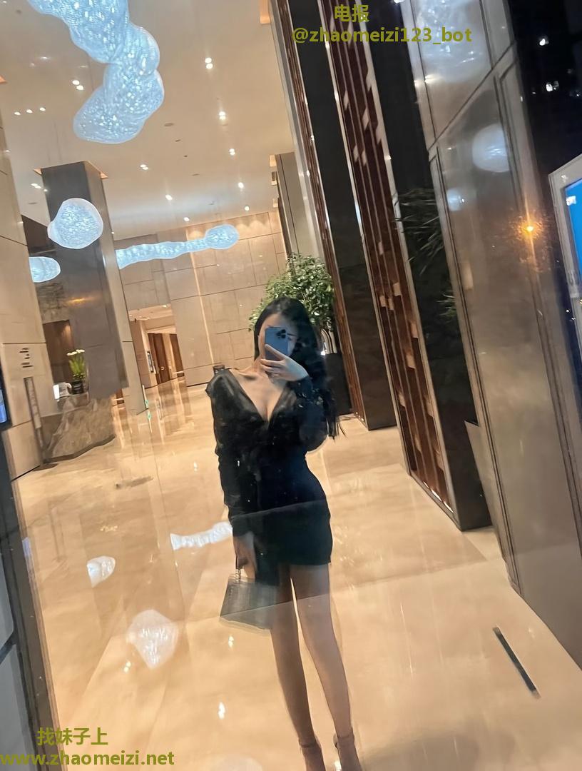 刚下海粉嫩多汁听话美女