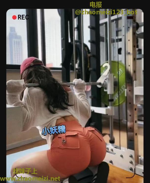 巨乳性感健身教练