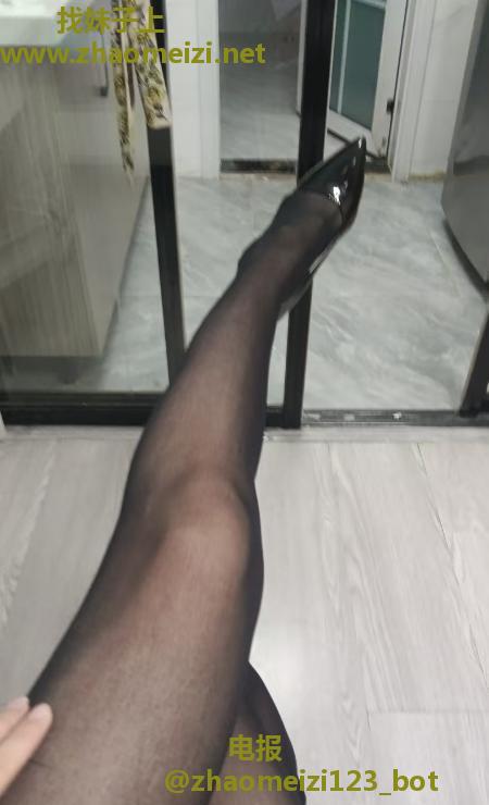 长腿黑丝熟女
