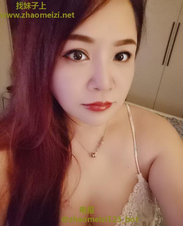 玄武门地铁站大胸熟女