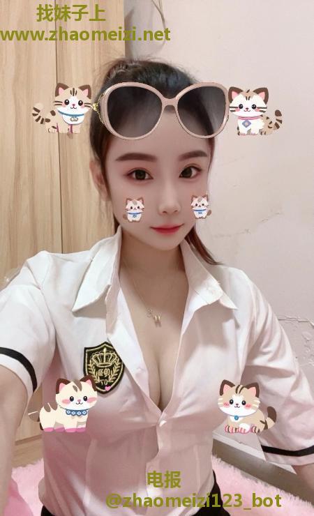 三点粉嫩美背小姐姐