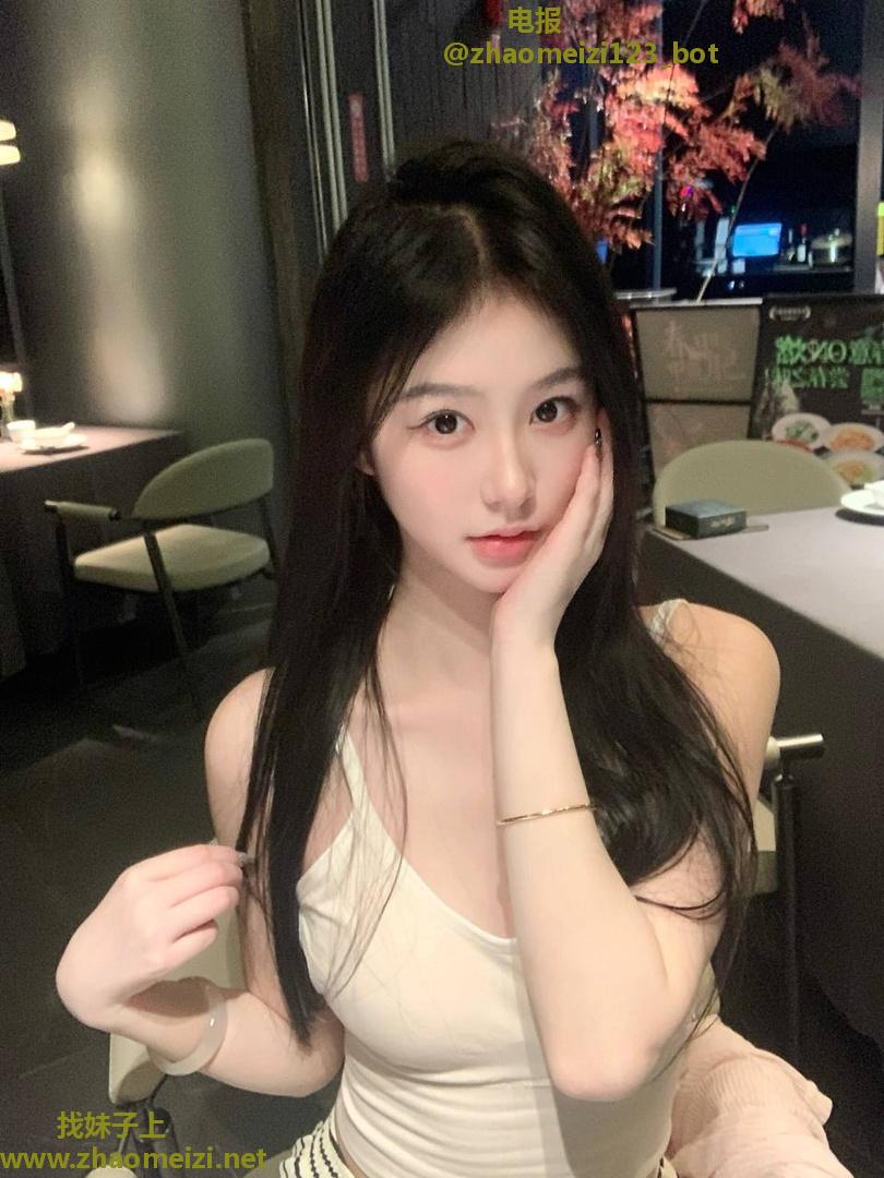 白嫩光滑巨乳学妹