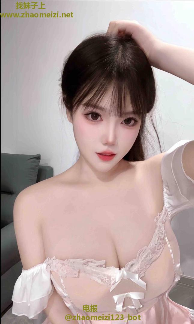 白嫩光滑巨乳轩轩
