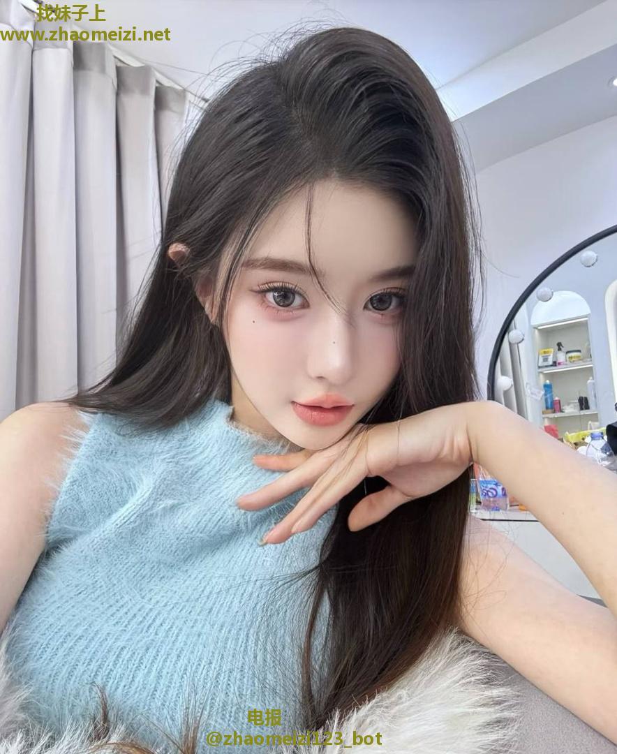 白嫩巨乳粉嫩小妹