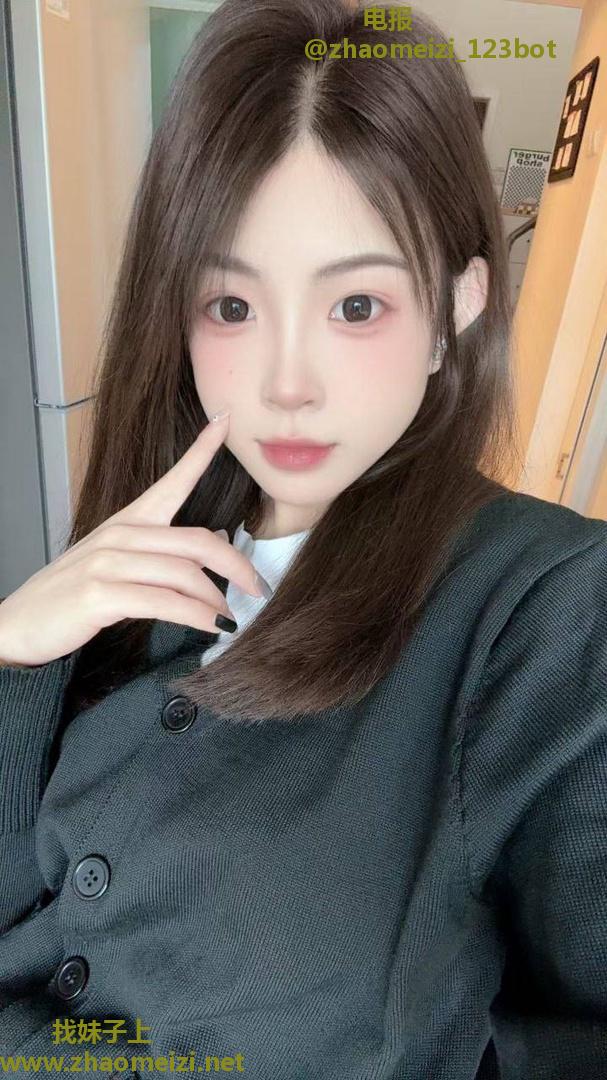 长腿黑丝诱人御姐