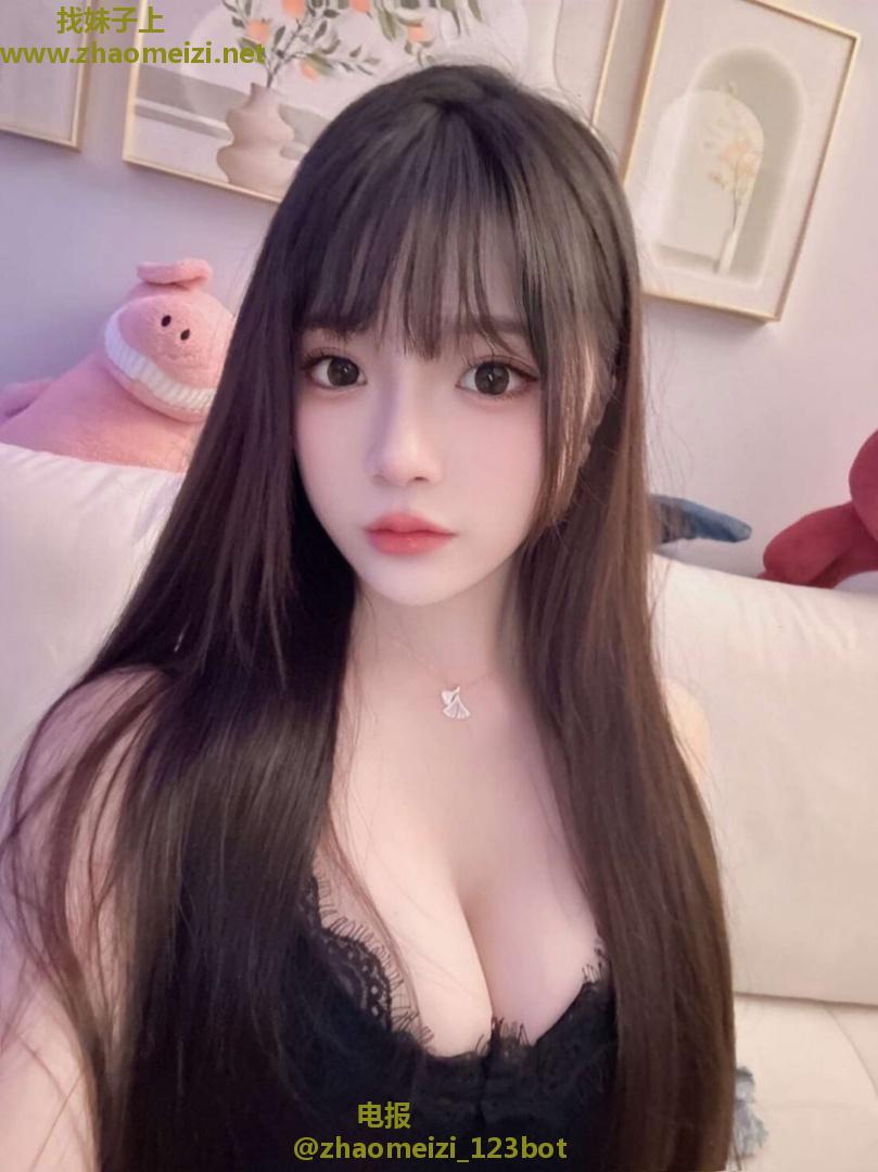 白嫩大胸小姨