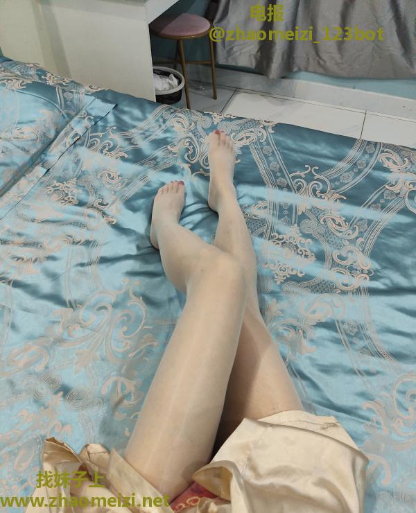 中项长腿小姐姐