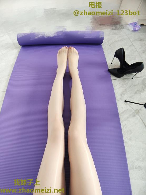 中项长腿小姐姐