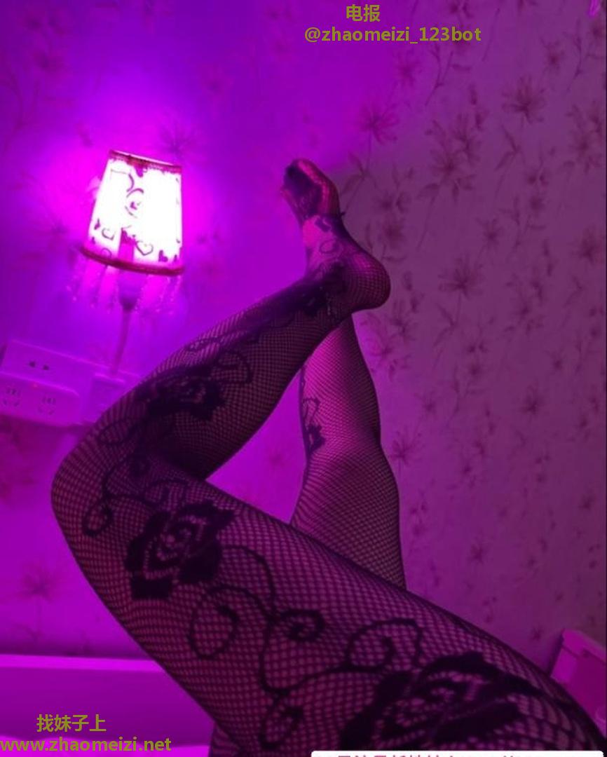 逼紧粉嫩鲍鱼长腿小骚货