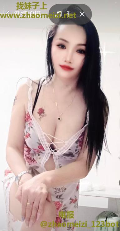 丰满身材大胸妹