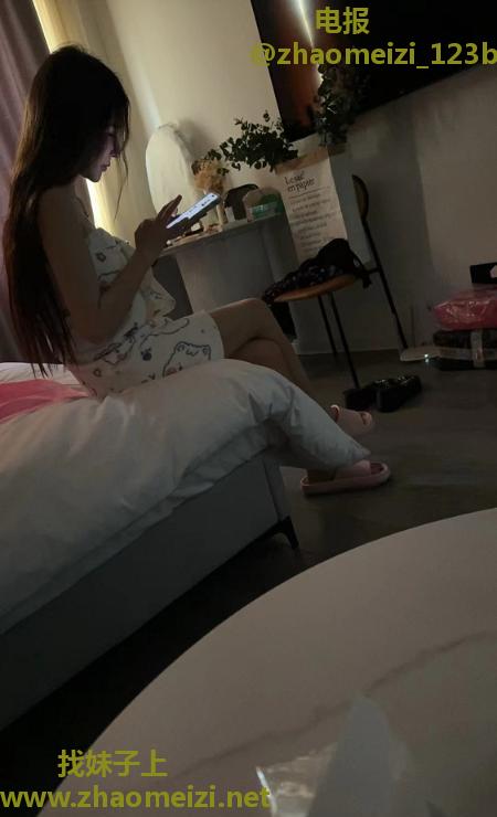 长宁廋廋大胸颜值妹子