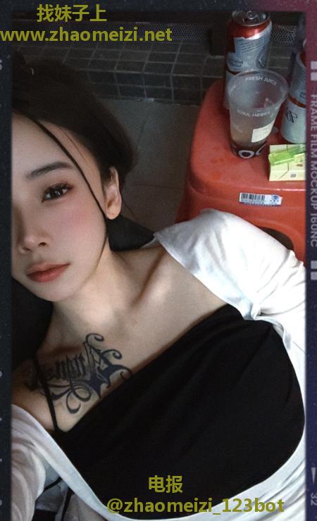 惠城舌吻旗袍骚女