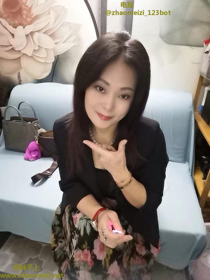 翘臀大波美少妇