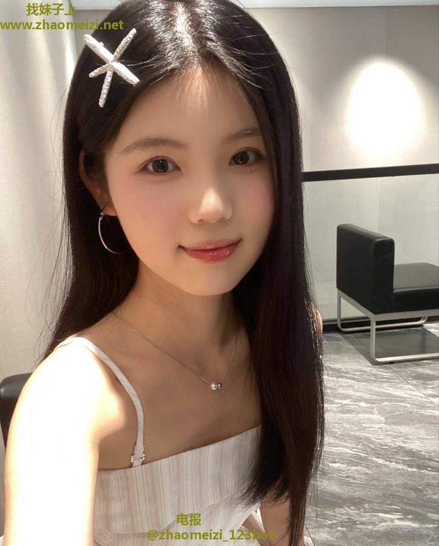 纤细白嫩年轻小妹